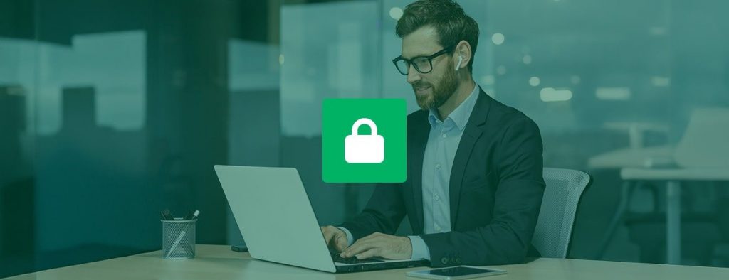 Auf dem Bild ist ein Mann an einem Laptop zu sehen als Hintergrund, im Vordergrund befindet sich ein Icon, wo ein Schloss drauf zu sehen ist. Dies soll das Symbol für Datensicherheit sein.
