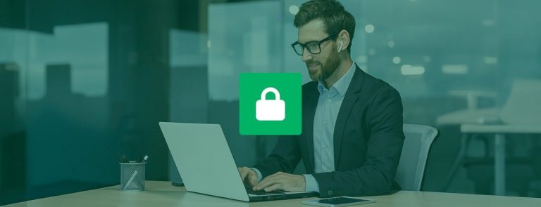 Auf dem Bild ist ein Mann an einem Laptop zu sehen als Hintergrund, im Vordergrund befindet sich ein Icon, wo ein Schloss drauf zu sehen ist. Dies soll das Symbol für Datensicherheit sein.
