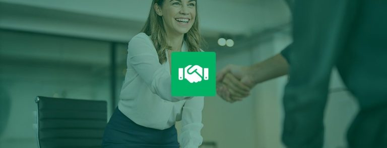 Zwei Personen geben sich die Hand im Hintergrund und im Vordergrund zieht man ein Employer-Branding Icon