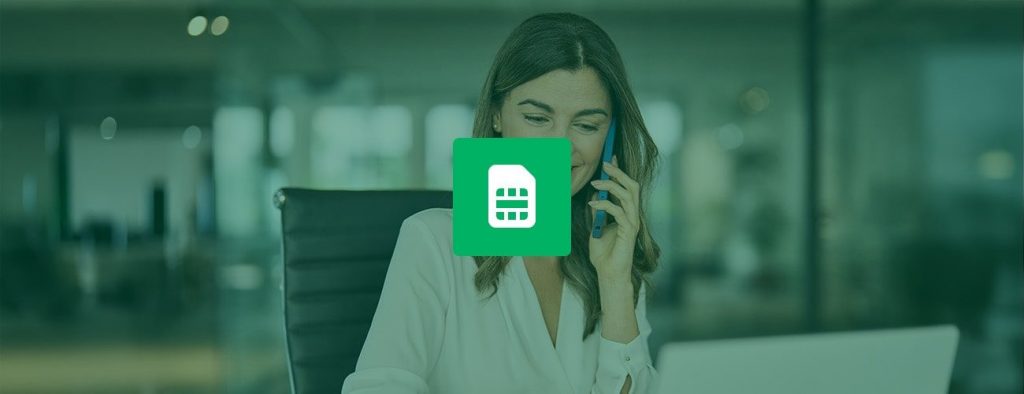 Eine Frau ist im Hintergrund am Telefonieren und eine Simkarte als Icon ist im Vordergrund.