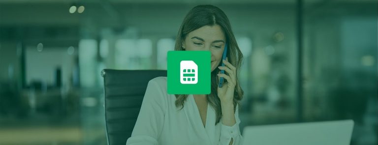 Eine Frau ist im Hintergrund am Telefonieren und eine Simkarte als Icon ist im Vordergrund.