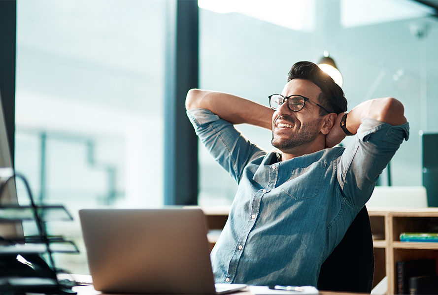Mann glücklich am Laptop